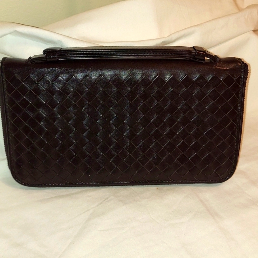 Bottega Veneta Brown Intrecciato Nappa leather zip around Trav Wallet Organizer.